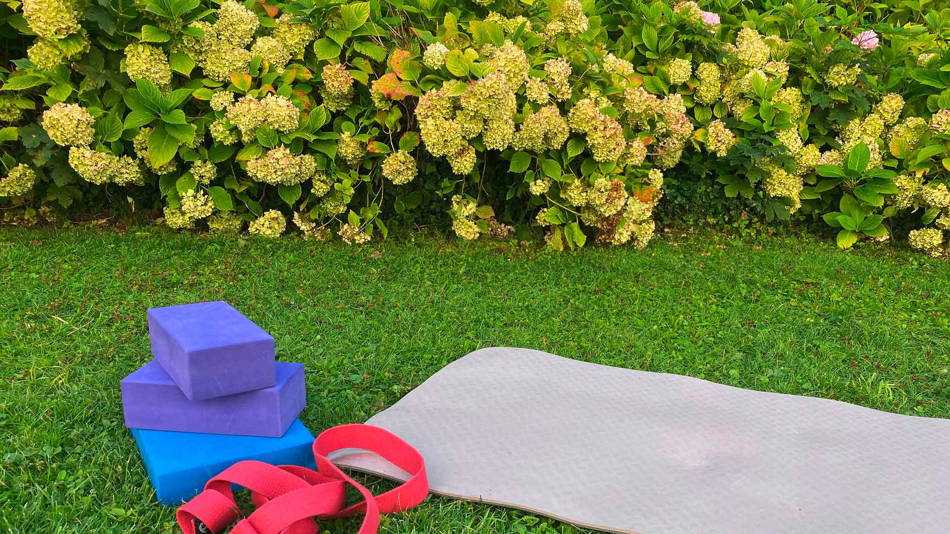 art retreat und Malkurse im Schloss Salaberg, bei schönem Wetter findet Yoga im Garten statt