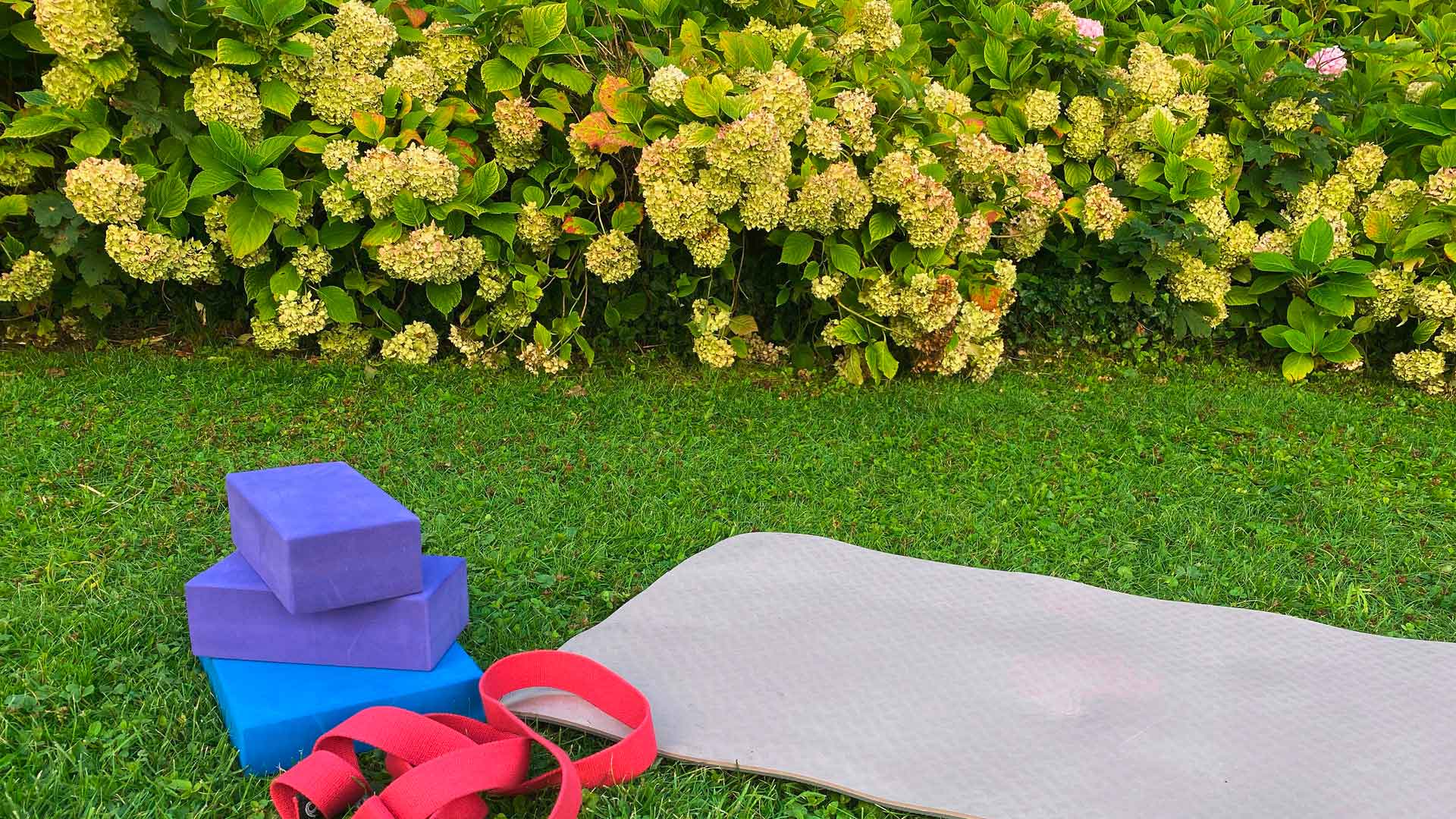art retreat und Malkurse im Schloss Salaberg, bei schönem Wetter findet Yoga im Garten statt